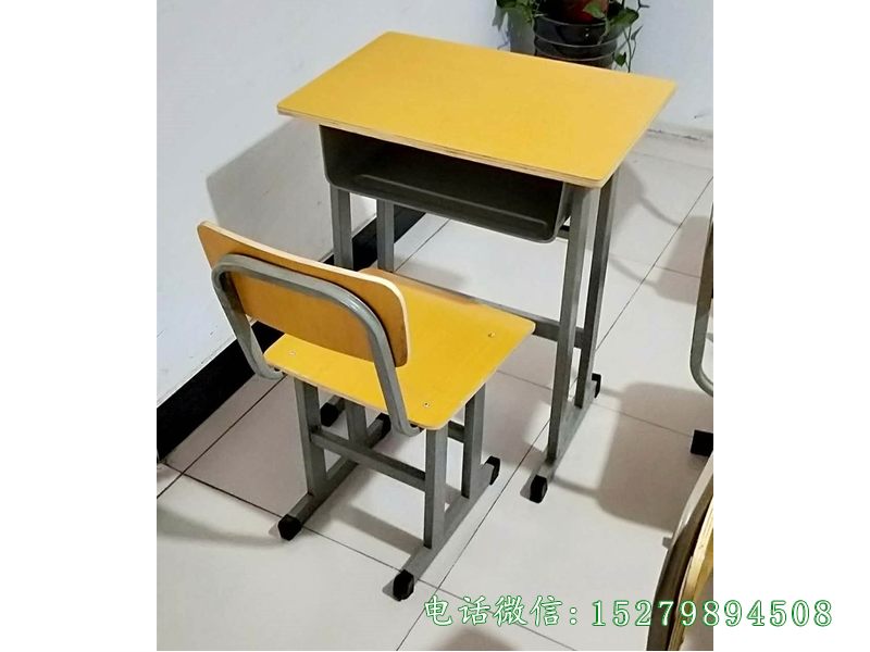 小学生钢木课桌椅