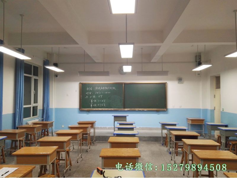 临川小学教室课桌椅